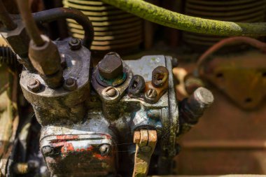 Eski paslı traktör detayları ve pas ve tozla kaplı yakın çekimler. Klasik metal ayrıntıları