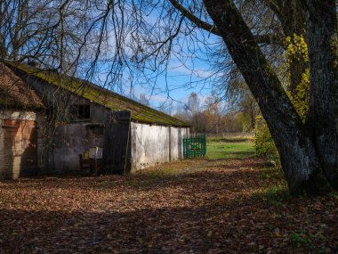 Duvarları ve pencereleri olan eski kırsal yapı detayları