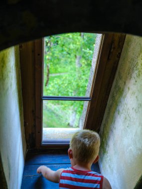 Duvarları ve pencereleri olan eski kırsal yapı detayları