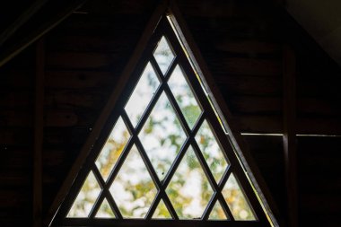 Duvarları ve pencereleri olan eski kırsal yapı detayları