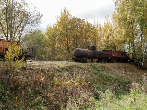 Velho Trem Produção Enferrujado Faixa Estreita Descansando Sobre Trilhos Final — Fotografia de Stock