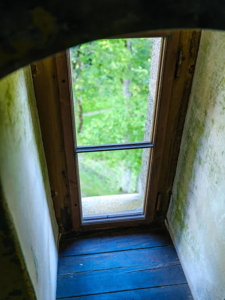 壁や窓のある古い田舎の建築の詳細 — ストック写真