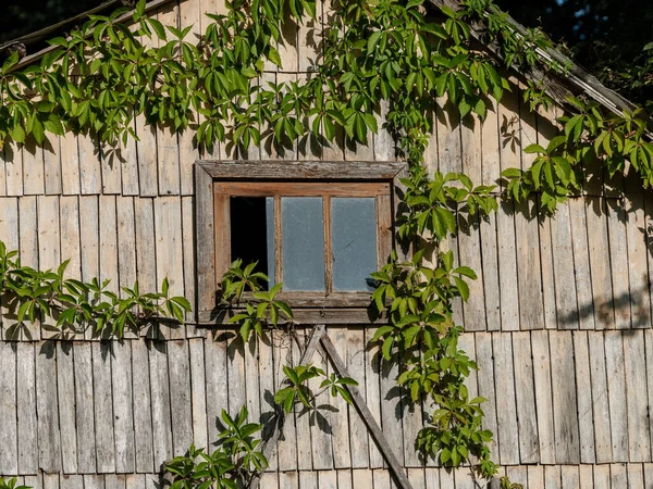 Архитектурные Детали Старинного Загородного Дома Стенами Окнами — стоковое фото