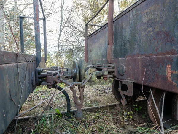Παλιό Στενό Κομμάτι Σκουριασμένο Τρένο Παραγωγής Στηρίζεται Στις Ράγες Στα — Φωτογραφία Αρχείου