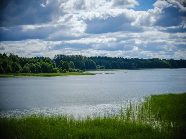 Prachtig Landschapsmeer Zomer Met Reflecties Water Groene Boombladeren — Stockfoto