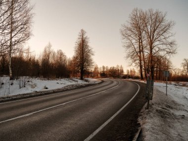 Buz ve karla kaplı kış yolu manzarası