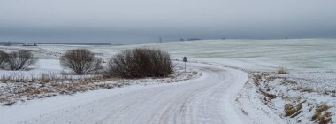 Buz ve karla kaplı kış yolu manzarası