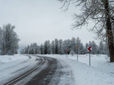 Buz ve karla kaplı kış yolu manzarası