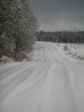 Buz ve karla kaplı kış yolu manzarası