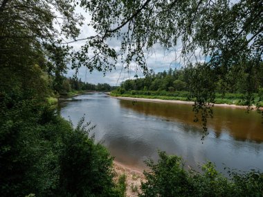 Sakin bir akşam, göl kenarında dinlenme ve sessizlik kırsalda.