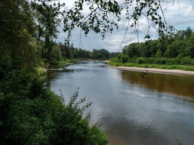 Sakin bir akşam, göl kenarında dinlenme ve sessizlik kırsalda.
