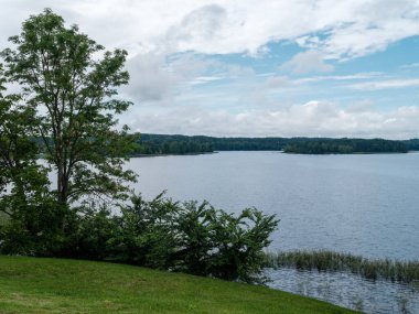 Sakin bir akşam, göl kenarında dinlenme ve sessizlik kırsalda.