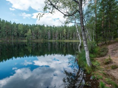Sakin bir akşam, göl kenarında dinlenme ve sessizlik kırsalda.