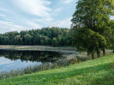 Sakin bir akşam, göl kenarında dinlenme ve sessizlik kırsalda.