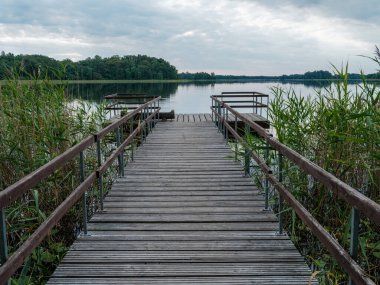 Sakin bir akşam, göl kenarında dinlenme ve sessizlik kırsalda.