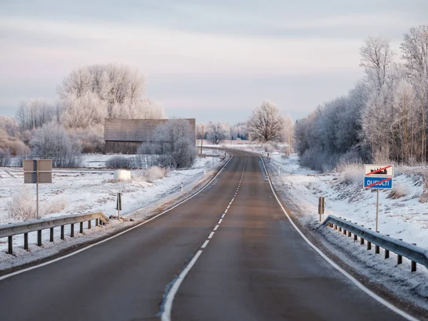 Buz ve karla kaplı kış yolu manzarası