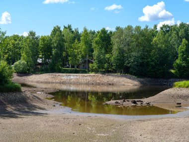 Susuz kurumuş nehir yatağı bulutların yansımasıyla yaz mevsimidir.
