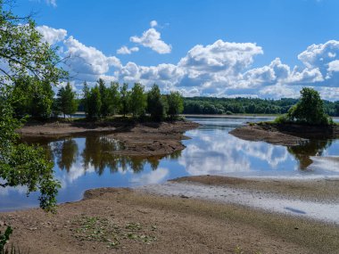 Susuz kurumuş nehir yatağı bulutların yansımasıyla yaz mevsimidir.