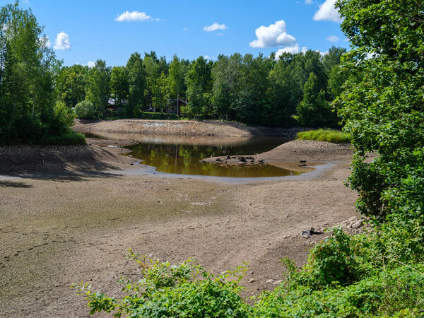 дренажное русло реки без воды лето с облачными отражениями