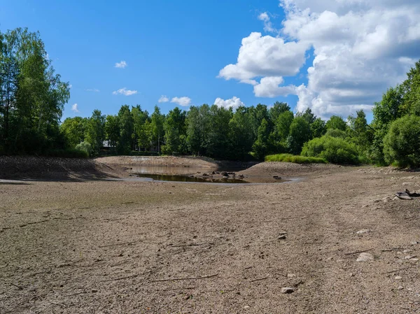 Patul Râu Drenat Fără Apă Este Vară Reflecții Nori — Fotografie, imagine de stoc