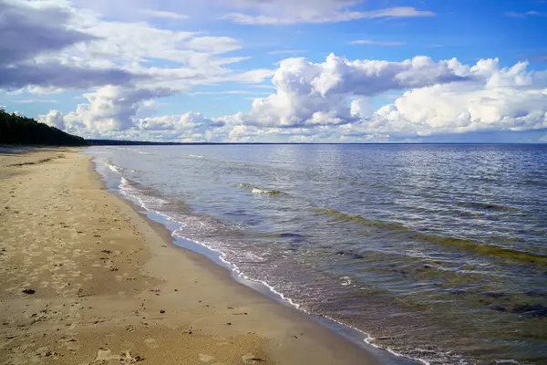 Baltikus Tengerparti Strand Napos Nyári Napon Kék Fehér Felhők Nincs — Stock Fotó