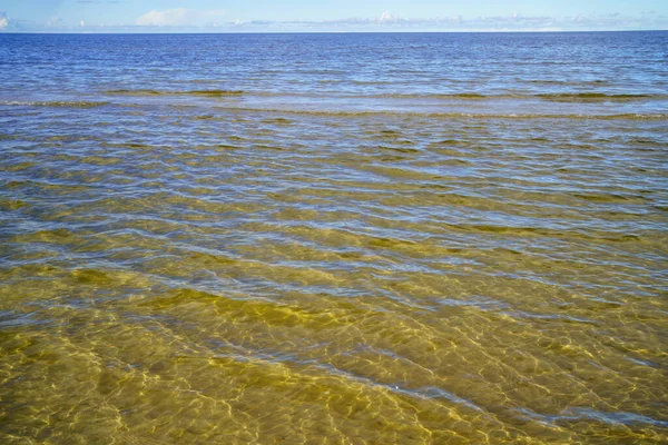 Baltic Morze Stronie Plaży Słoneczny Letni Dzień Błękitnym Niebem Białe — Zdjęcie stockowe