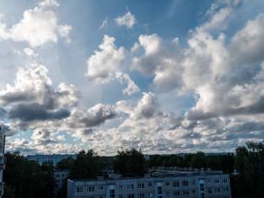 Yazın mavi gökyüzü ve yüksek kontrastlı kırsal bölgede beyaz yağmur bulutları