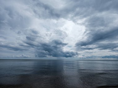 Yazın mavi gökyüzü ve yüksek kontrastlı kırsal bölgede beyaz yağmur bulutları