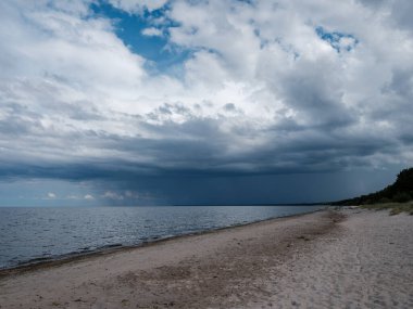Yazın mavi gökyüzü ve yüksek kontrastlı kırsal bölgede beyaz yağmur bulutları