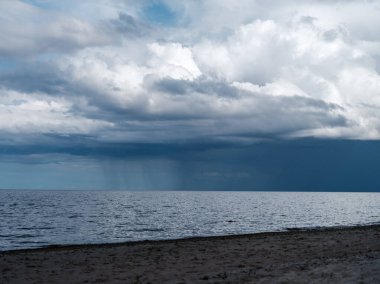 Yazın mavi gökyüzü ve yüksek kontrastlı kırsal bölgede beyaz yağmur bulutları