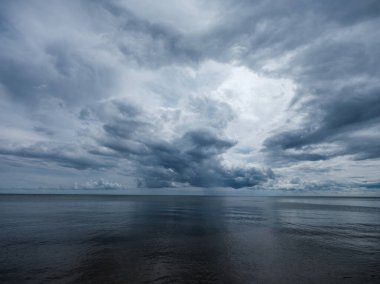 Yazın mavi gökyüzü ve yüksek kontrastlı kırsal bölgede beyaz yağmur bulutları