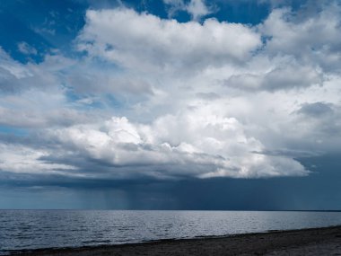 Yazın mavi gökyüzü ve yüksek kontrastlı kırsal bölgede beyaz yağmur bulutları