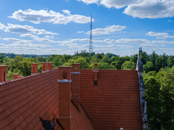 белые дождевые облака над сельской местностью летом с голубым небом и высоким контрастом