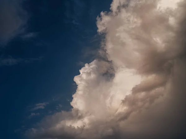Weiße Regenwolken Über Der Landschaft Sommer Mit Blauem Himmel Und — Stockfoto