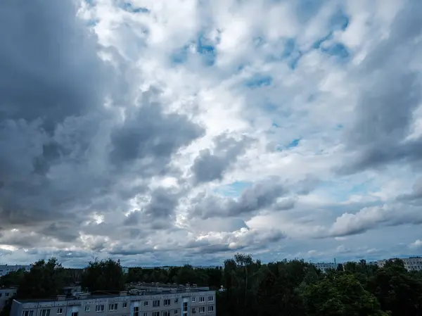 Yazın Mavi Gökyüzü Yüksek Kontrastlı Kırsal Bölgede Beyaz Yağmur Bulutları — Stok fotoğraf