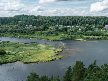 Letonya 'da yaz yeşilinde Daugava nehrinin havadan görünüşü