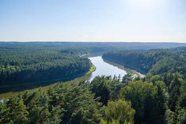 ラトビアの夏のグリーン川の空中ビュー — ストック写真