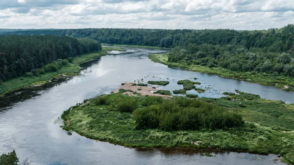 ラトビアの夏のグリーン川の空中ビュー — ストック写真