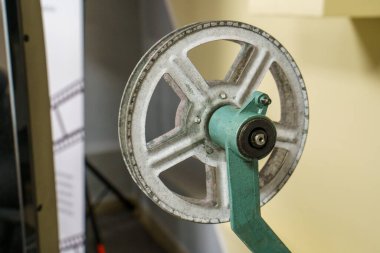 Sinema nostaljisinin sihrini gözler önüne sermek: 16mm 'lik bir film projektörünün ritmik uğultusu, her seferinde bir kare ile zamansız öyküler canlandırır.