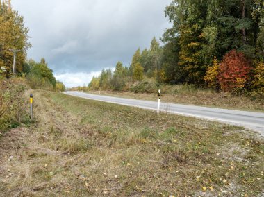 Taşra çakıl yolu güneşli yaz gününde