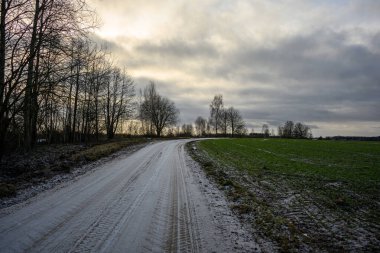 Kırsal yol kışın karla kaplı yol