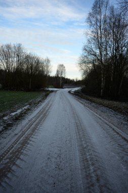Kırsal yol kışın karla kaplı yol