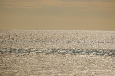 Yazın beyaz kum ve dalgalarla güzel sahil sahilleri
