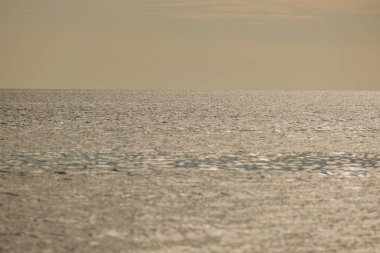 Yazın beyaz kum ve dalgalarla güzel sahil sahilleri