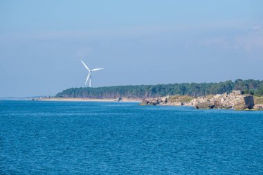 Yazın beyaz kum ve dalgalarla güzel sahil sahilleri