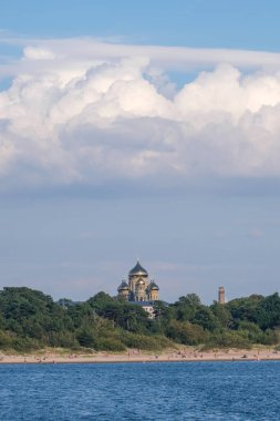 Yazın beyaz kum ve dalgalarla güzel sahil sahilleri