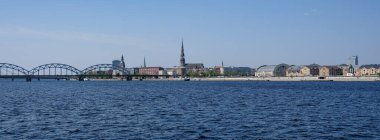 Letonya 'daki Riga şehrinin Daugava nehri üzerindeki panorama manzarası
