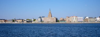 Letonya 'daki Riga şehrinin Daugava nehri üzerindeki panorama manzarası