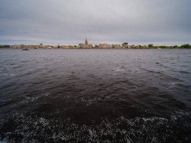 Letonya 'daki Riga şehrinin Daugava nehri üzerindeki panorama manzarası
