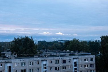 Letonya 'daki Riga şehrinin Daugava nehri üzerindeki panorama manzarası